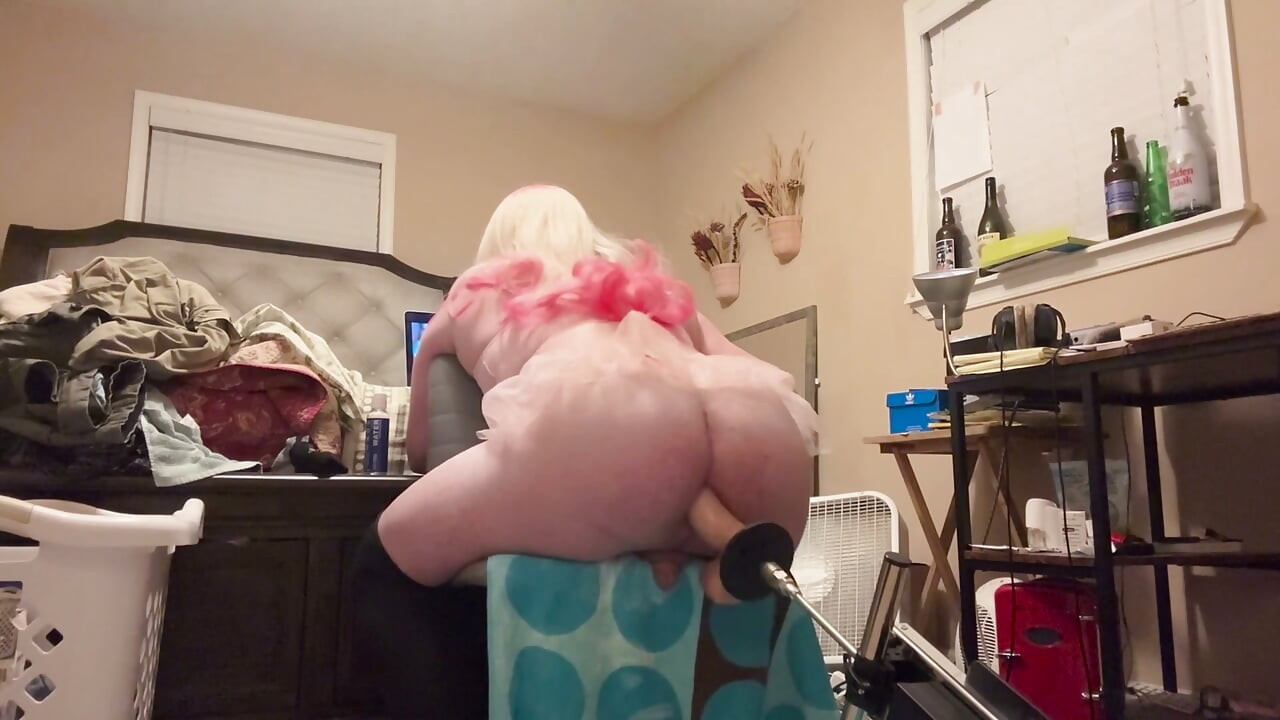 Sissy pussy bercreamy-ku dihajar sama mesin fuck