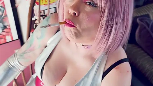 Barbarella Haraç! Tina Snua diz yüksek çizmeler ve eldivenler de dahil olmak üzere gümüş giyinmiş 2 sigara bahşişi içiyor