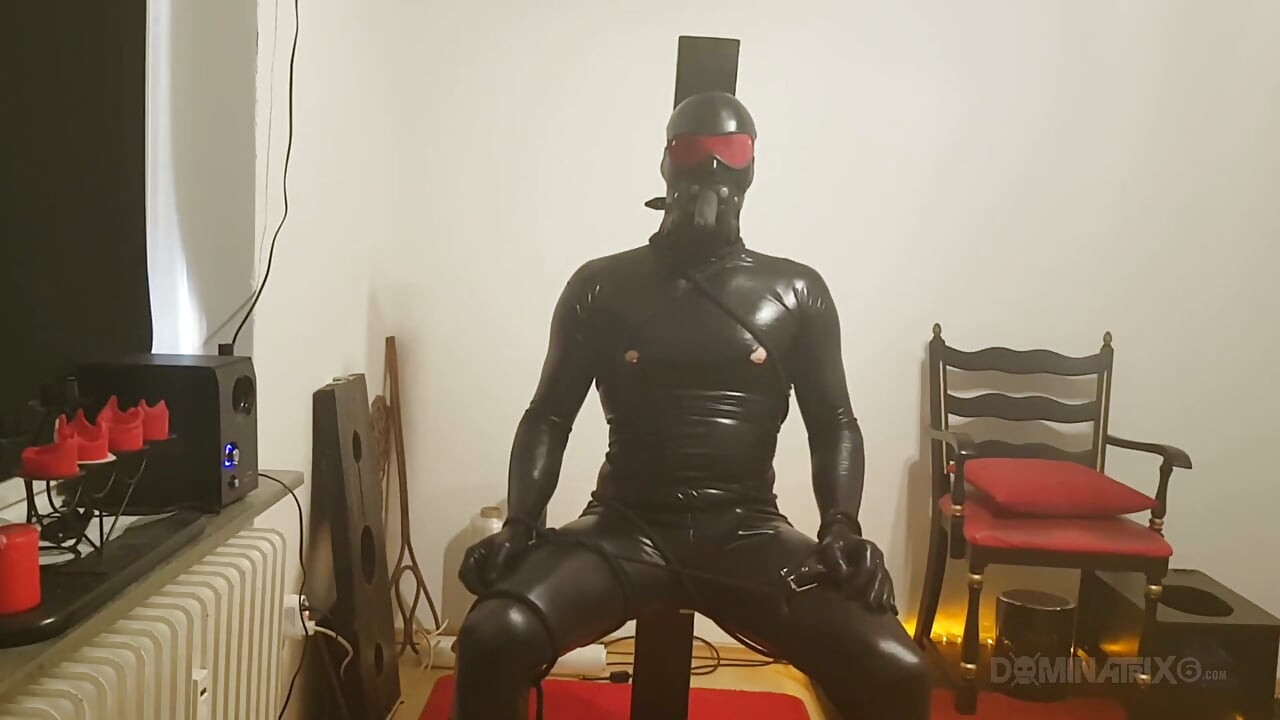 Fetiche de lluvia dorada - dominatrix madura empapa esclavo de látex