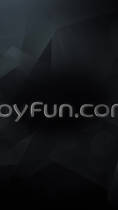 Un twink sexy caresse son énorme bite jusqu'à ce qu'il jouisse enfin