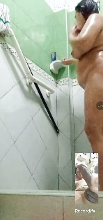 mainin memeknya sambil mandi