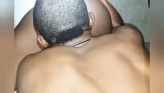Neredeyse onun tatlı amcığını yiyorum