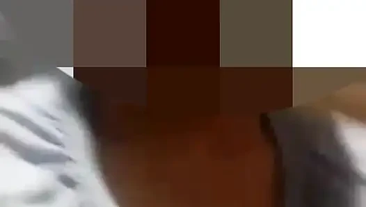 zeigt ihre großen natürlichen brüste in einem videoanruf