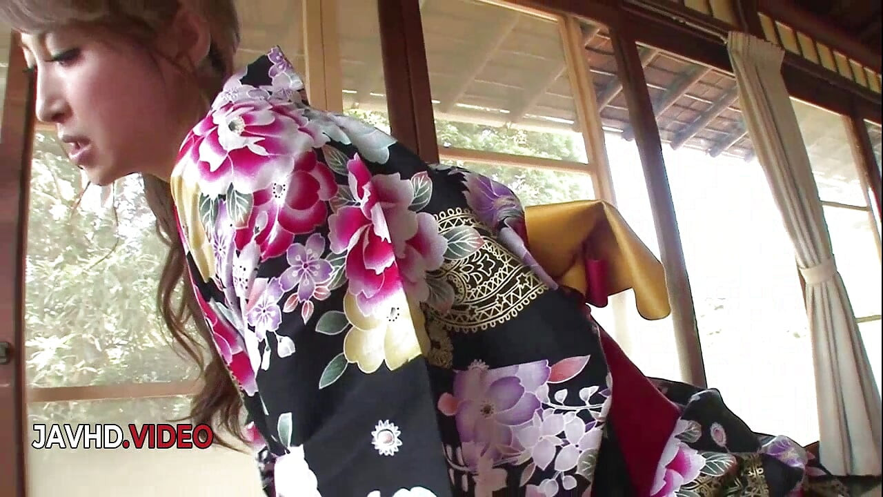 Perverzna Japanka puši kurac neuredno žudeći za intenzivnom strastvenom sesijom