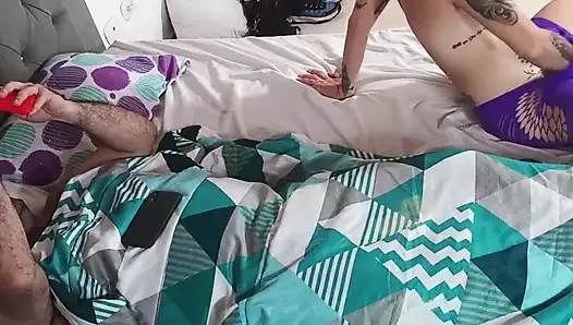 Ich masturbiere meine Vagina vor meinem Mann.
