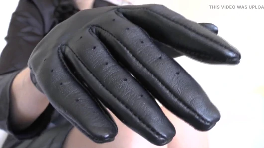 Sarung Tangan Kulit Hitam - Bau Kulit Membuat Anda Sangat Terangsang, Lady Victoria Valente