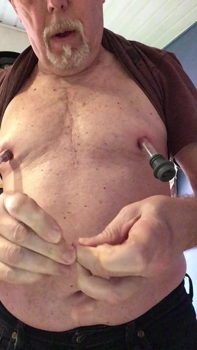 Older4you抽我的乳头并射精