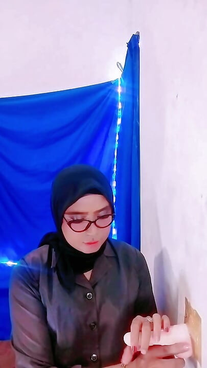 Lerares met hijab controleert en disciplineert de lul van de student