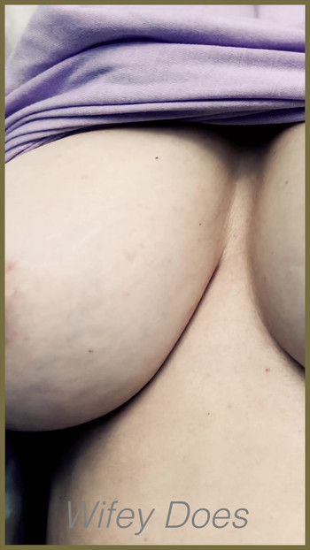 Wifey muestra sus tetas perfectas sin sujetador