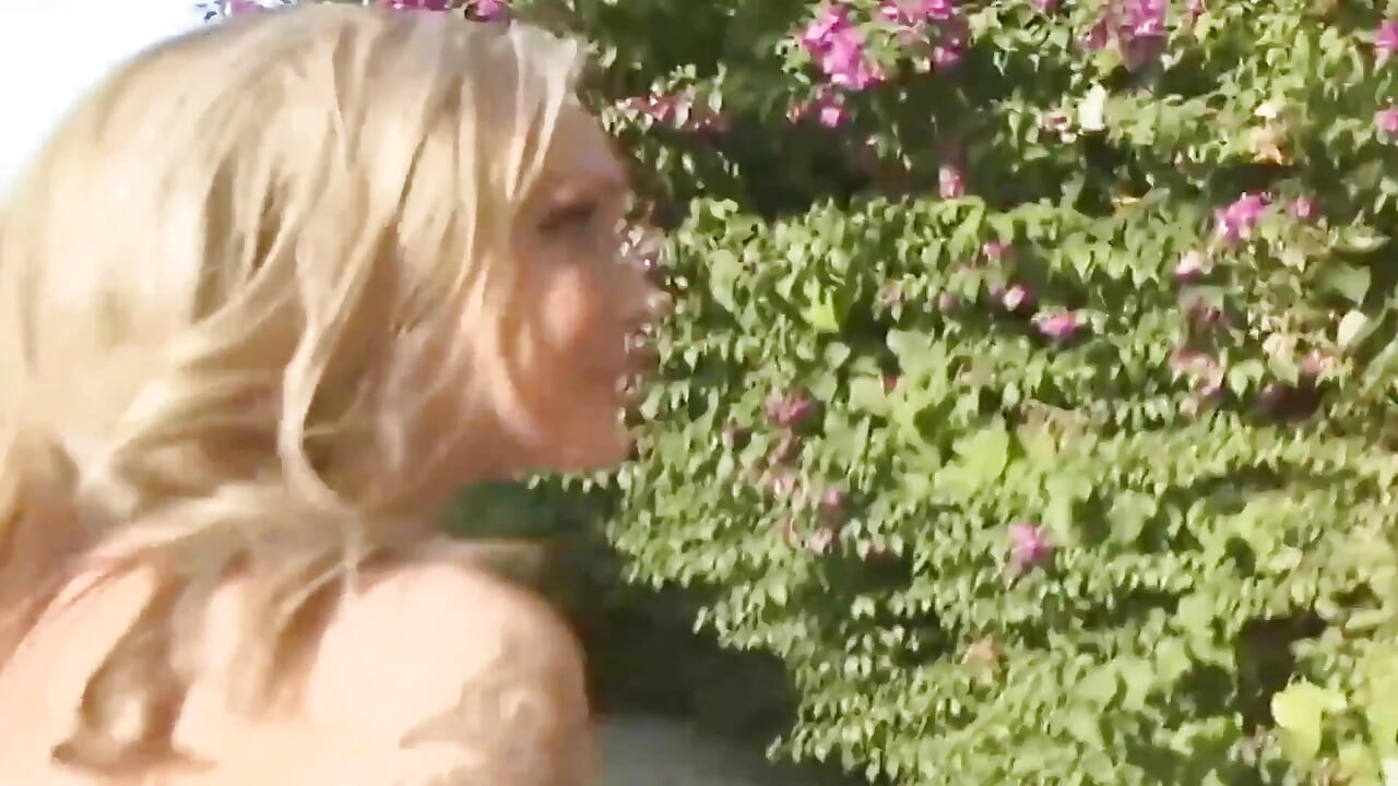 Sex în trei lesbian blond cu vibrator legat