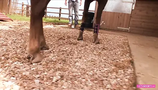 Der lustige typ beobachtet den anderen beim ficken, und dann bekommt er seinen moment von der versauten blondine