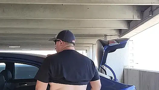 Başka bir otoparkta gösteriş yapıyor
