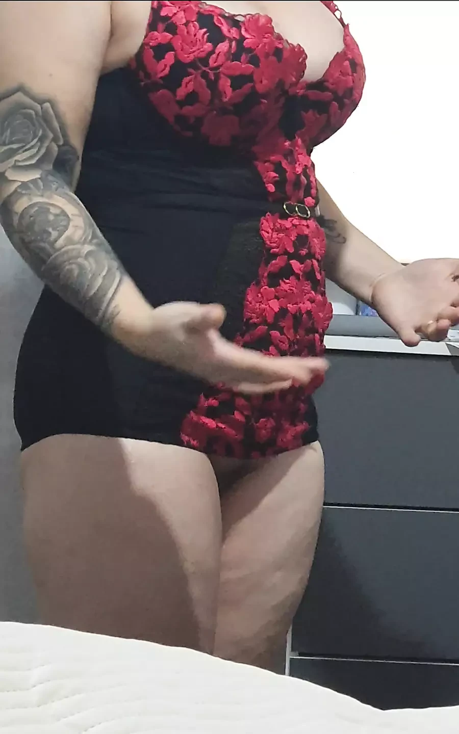 Mama vitregă și-a scos lenjeria sexy și stă lângă fiul vitreg îi labă pula