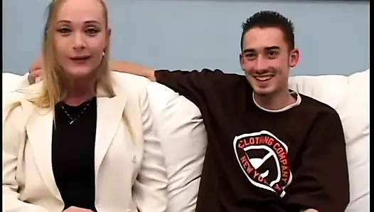 Langhaariges blondes schätzchen bückt sich und bekommt ihre nasse muschi doggystyle gefickt