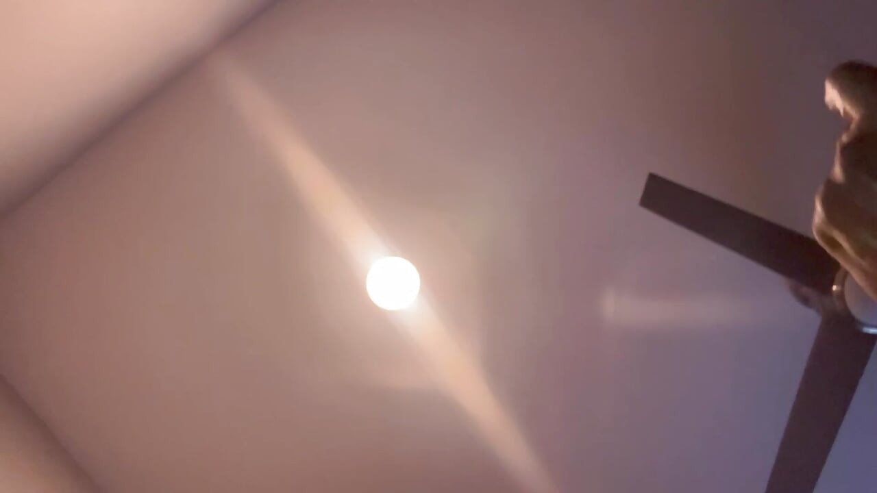 Чорний транс-фембой з жирними смужками дупи