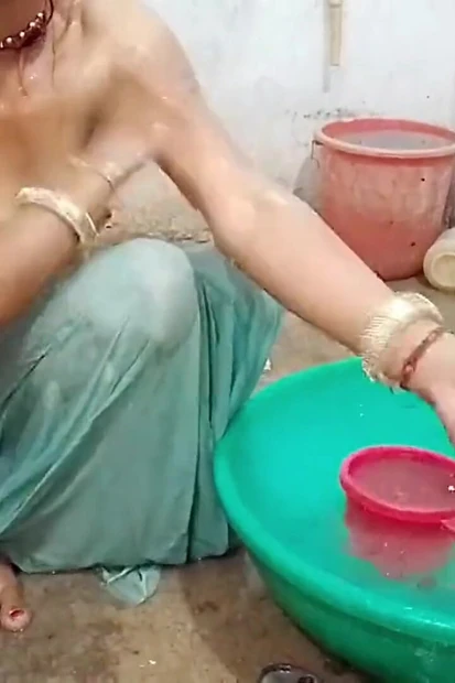 Saw the Neighbor Sister-in-law Taking a Bath