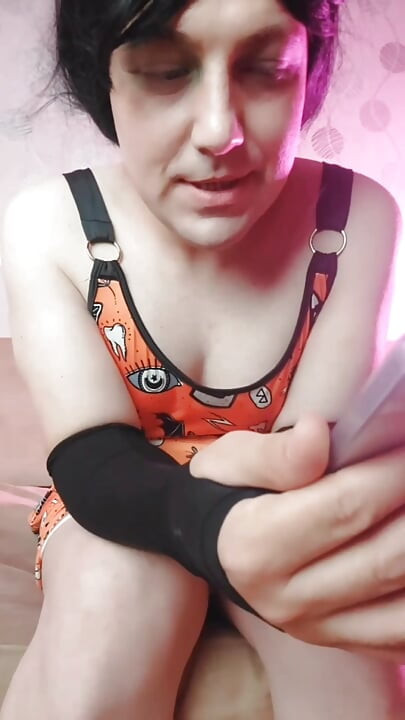 Femboy amador de roupa de Halloween com pernas atraentes