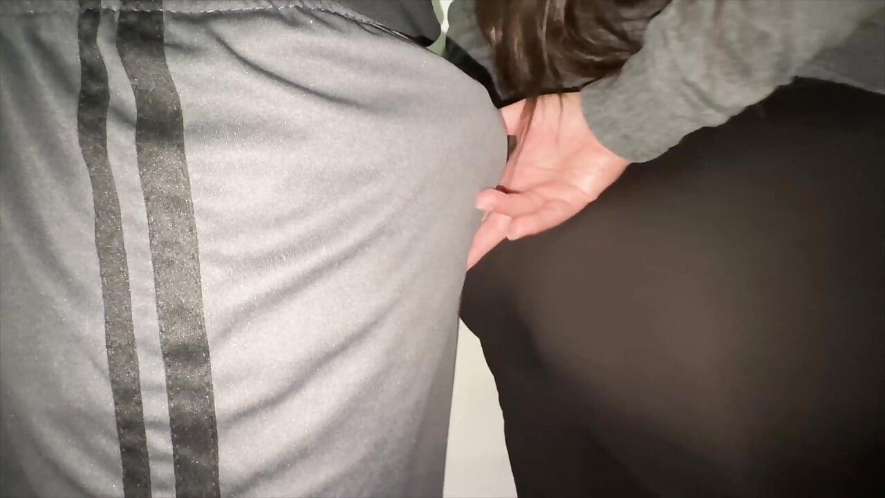 Bir yabancının yarağını alıyor