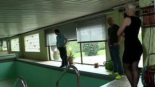 Seksi büyük memeli sarışın üçlü grup sekste sikiliyor