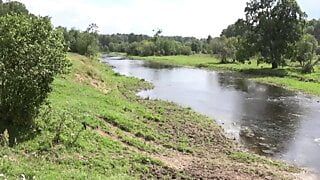 Naakt badend in de Derzha-rivier