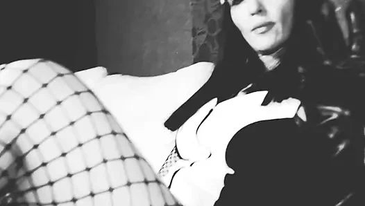 Fetish kaki dominatrix dewi hitam dan putih sepatu hak tinggi panas dewi brunette milf femdom bdsm kink