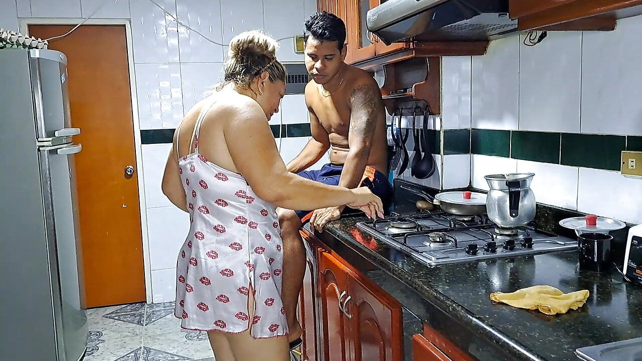Convingerea mamei mele vitrege excitate este foarte ușoară, îmi iubește pula