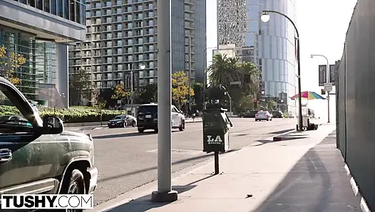 TUSHY, ein frecher teenager wird von stiefvater ihrer besten freundin gedehnt