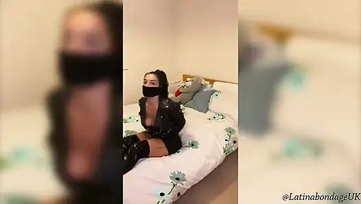 Cewek semok latina dengan sepatu bot kulit dan baju kulit lengkap diikat dan disumpal (ukuran yang lebih kecil)
