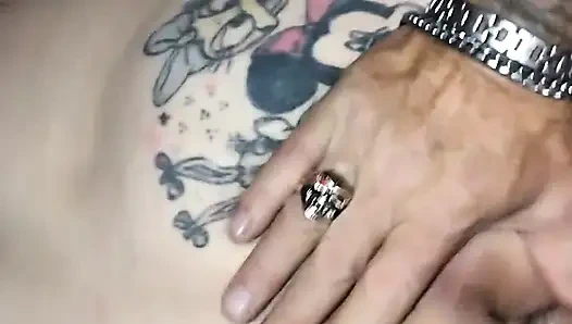 Saten onu karnında yaşıyor