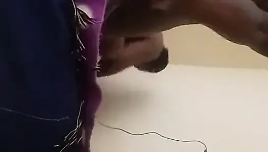 Yaşlı bir kadını çığlık atarken daha sert sikiyor