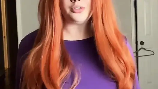 Daphne трахает ее хорошенькую пизду