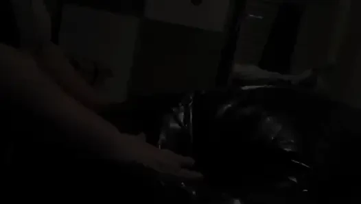 Mavi şişme sandalyelerin havasının dışarı çıkmasına izin ver
