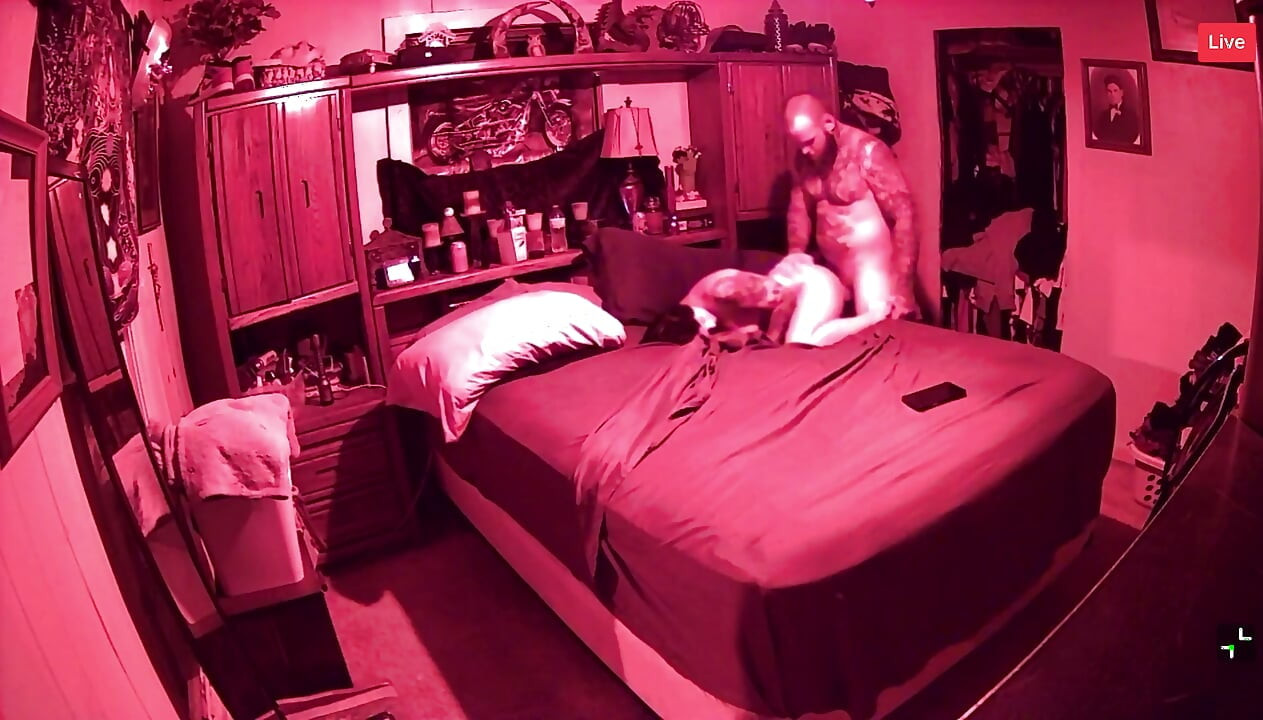 Moest stil zijn, zijn stiefmoeder was in de andere kamer