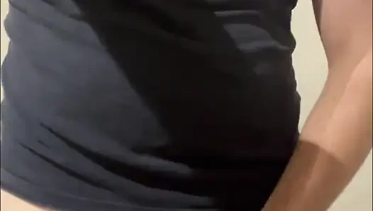Genç heteroseksüel bir adam çok fazla sperm fışkırıyor
