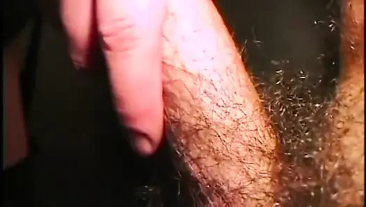 Sarışın orta yaşlı seksi kadın ofiste oral seks yapmayı seviyor