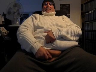 Kelly Mark дрочит в своем новом белом свитере, часть 2
