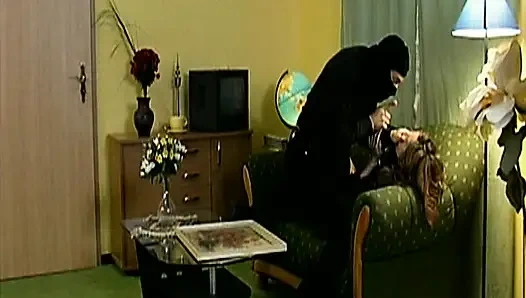 Немецкая брюнетка-пума с натуральными формами скачет на хуище