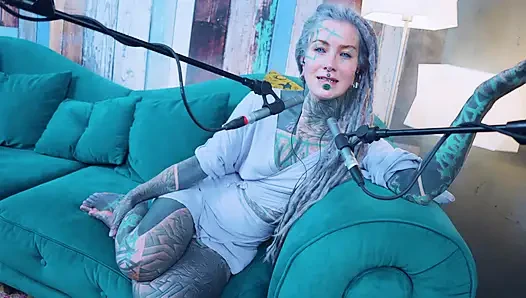 Aku lagi ngomongin tentang p - passion - asmr podcast sfw lagi ngobrol sama model bertato rambut gimbal gotik