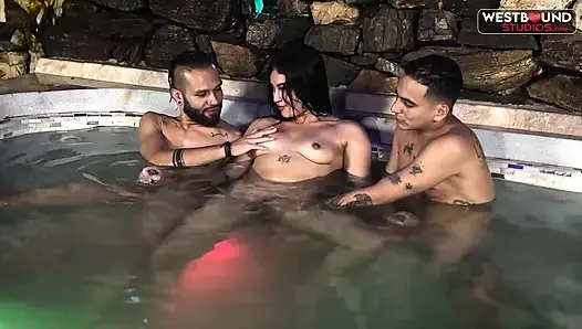 Hendricks dientot di jacuzzi threesome