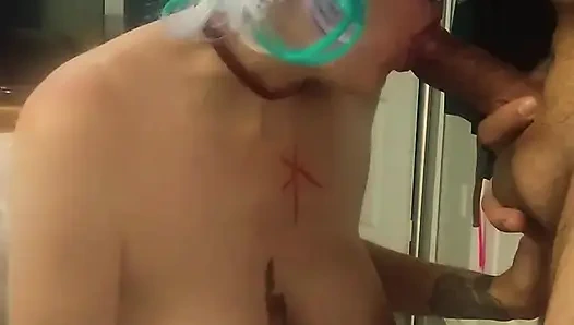 Büyük memeli maskeli hamile evli kadın sakso çekiyor ve ağzına boşalıyor