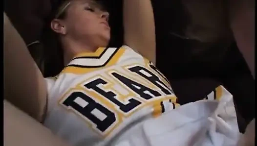 Pemandu sorak cantik memeknya yang ditindik dicrot