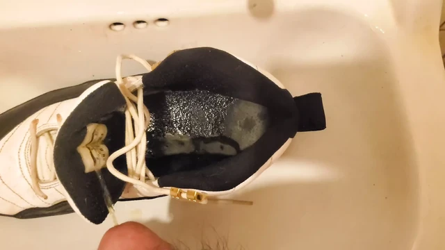 piss in air jordan sneakers,sneaker as urinal,pissing sneaker