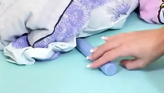 Lesbian bercinta dengan mainan di kamar tidur