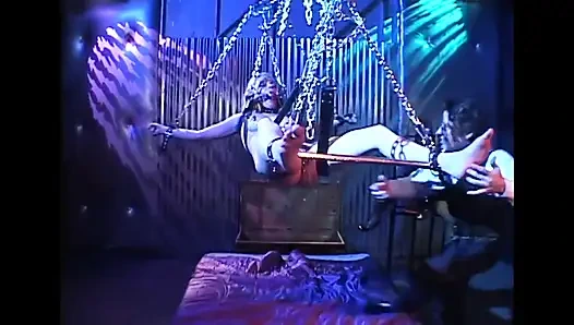 Pelacur jalang ini dientot habis-habisan sambil pakai kosmos ganas sampai lubangnya menganga lebar