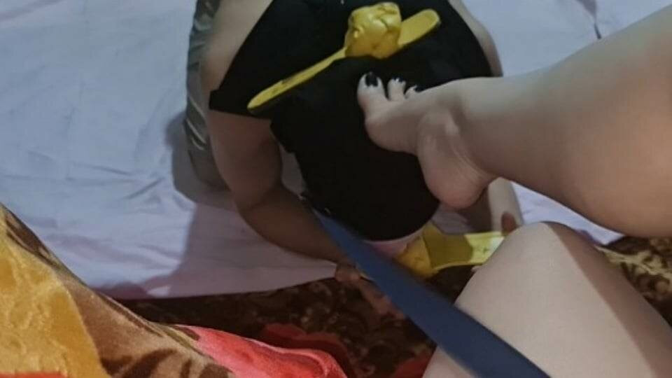 Vybhichari pati mere pairon ko chat raha aur pooja kar raha hai
