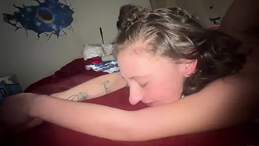 Трахаю шлюху на крыльце