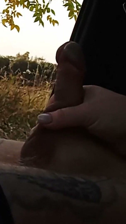 minha esposa masturba meu pau no carro na natureza close-up | Clipe 1