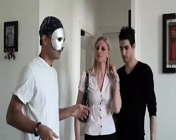 Ξανθιά milf γαμιέται με δύο μεγάλες πούτσες