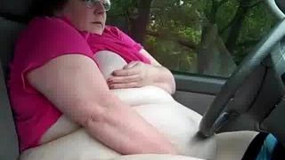 Толстушка мастурбирует на автостоянке несколько раз