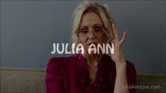 Грудастая учительница-блондинка Julia Ann трахает себя!